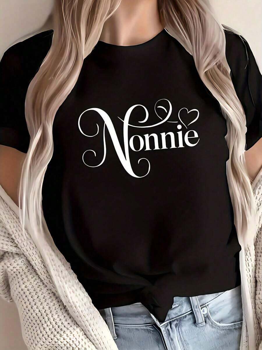 Recomiendo encarecidamente la camiseta gráfica "Nonnie" para mujer - Camiseta negra de cuello redondo y manga corta con diseño de corazón, ajuste casual y cómodo para abuelas. | Camisa con diseño de corazón | Tela, Camisetas de Mujer fáciles de combinar - Negro - Ver 1
