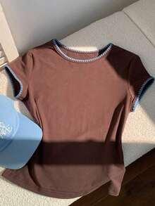 2026 Nueva Moda Camiseta Casual Versátil de Mujer con Cuello Redondo y Mangas Cortas, Contraste de Ribete, Top de Verano, Ropa de Primavera para Exteriores, Top Beige Casual Y2K - Marrón - Ver 5