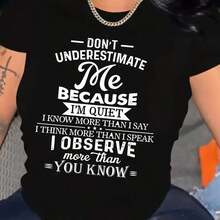 Altamente recomendada la camiseta gráfica para mujer "No me subestimes", que presenta una impresión tipográfica audaz y ingeniosa con un mantra relatable de una persona tranquila, con estampados de alta calidad y larga duración que se mantienen vibrantes y nítidos a pesar de los repetidos lavados, una elección elegante y estilizada para el día a día que te permite mostrar sin esfuerzo tu vibra única y confiada. Fácil de combinar. - Negro - Ver 7