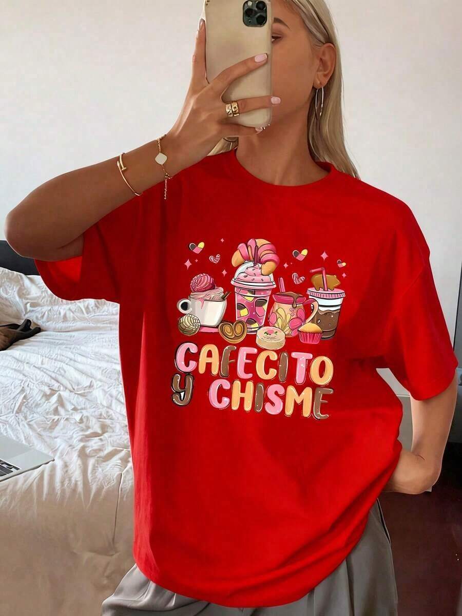 1pc Cafecito Y Chisme Print Celebrates [The Occasion]. Showcases Drinks Like Coffee, Hot Chocolate, And Sweet Breads Such As Conchas, Croissants, Palmeras, And Pastries. Ideal For Pleasant Chats And Sweet Moments Shared Among Friends. Women's T-Shirt, 100% Cotton. - 紅色的 - 查看 1