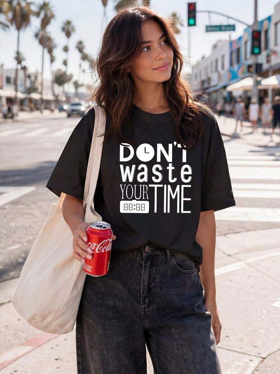 Women's Casual Knit T-Shirt With Short Sleeves And A Round Neck, Featuring The Slogan 'Don't Waste Your Time'. It Has A Regular Fit With Dropped Shoulders, Making It Ideal For Everyday Wear. Suitable As A Gift. Women's T-Shirt. Blouses > Elegant. Boho Chic. This Soft, Breathable, And Comfortable Women's Top Is Perfect For Spring, Summer, And Autumn, Ideal For Vacations, Travel, And Everyday Wear. - 黑色 - 查看 1