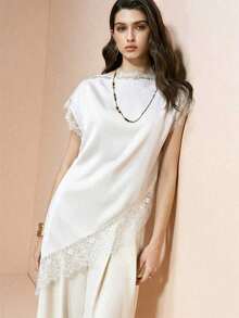 Blusa de mujer , de tela de piqué con lunares en blanco y negro, con empalme de encaje de unicolor y bajo asimétrico, elegante para citas y atuendos de verano - Blanco - Ver 3