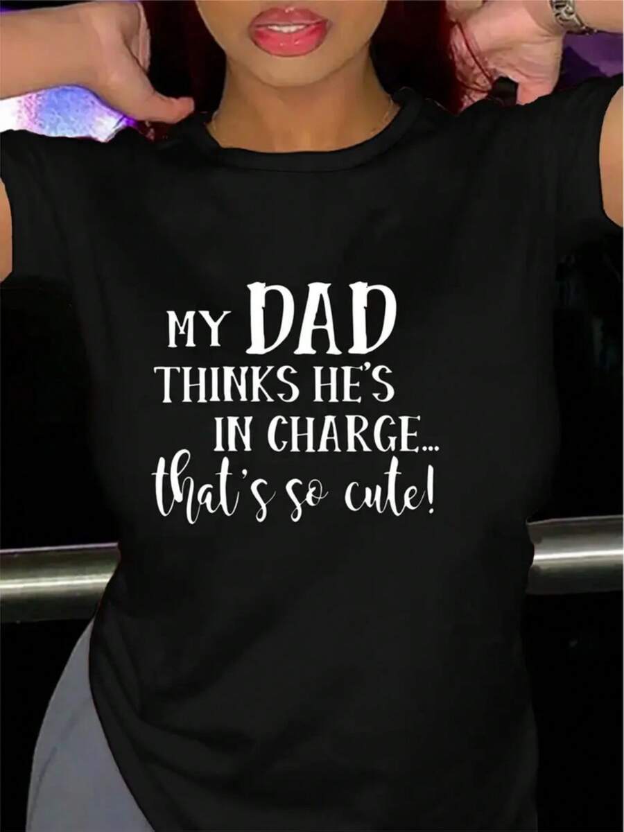 Funny Father's Day T-Shirt For Women - "My Dad Thinks He's In Charge." Casual Crew Neck T-Shirt Suitable For Everyday Wear, Holidays, Or Casual Outings. This T-Shirt Features A Touch Of Humor And A Shiny Finish, Making It Perfect For Easter, Halloween, Thanksgiving, And More. - 黑色 - 查看 1