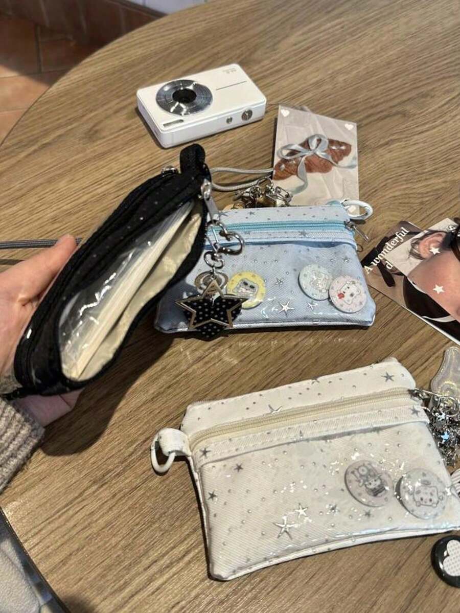 【大人気】星柄ラメ バッジ可愛い 多ポケット ジッパー付き スターチャーム コットン布製 PVC コーティング ミニポーチ カードケース パスケース 小銭入れ コインケース キーポーチ ミニサイズ コンパクト Y2K 韓国風 原宿系 地雷系 量産型 かわいい 人気 ブラック 水色 ホワイト 長方形 推し活 痛バ バッジ収納 レディース ギフト プレゼント 通学 通勤 学生 お揃い ペア JHIC - ブルー - チェックする 1