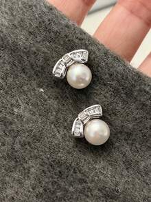 1 Đôi bông tai đính ngọc trai hình nơ đính đá Zirconia, kiểu dáng tối giản tinh tế, đa năng dành cho nữ. - Bạc - Xem 1