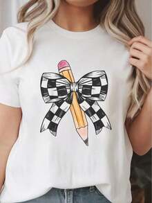 Camiseta con estampado gráfico de la marca Back To School Day, diseño de tablero de ajedrez, lazo coqueta y lápiz, camiseta motivadora, camiseta de manga corta informal para mujer para primavera y verano, camisetas gráficas para mujer, camiseta holgada, informal y versátil, camiseta Y2k, camisa. - Negro - Ver 1