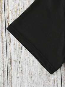Una camiseta estampada con citas bíblicas, que muestra cinco panes y dos peces, inspirada en el Evangelio de Mateo, refleja el milagro y la esencia de la fe. - Negro - Ver 3