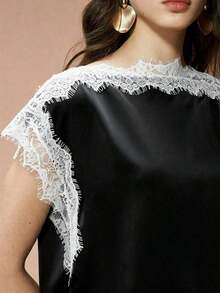 Blusa de mujer , de tela de piqué con lunares en blanco y negro, con empalme de encaje de unicolor y bajo asimétrico, elegante para citas y atuendos de verano - Blanco y Negro - Ver 2