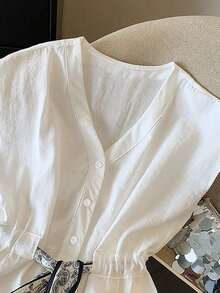 Blusa de lino sin mangas de estilo francés relajado para primavera/verano, cuello en V, botón dorado, cintura ceñida, adorno de pañuelo de estampado de cachemira.Una blusa versátil sin mangas adecuada tanto para el trabajo como para el uso - Blanco - Ver 5
