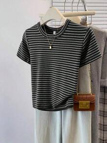 Camiseta casual de mujer de cuello redondo de manga corta a rayas, camiseta a rayas de estilo retro francés de color café, top de manga corta de cuello redondo estilizador y versátil, camiseta básica casual suave y pegajosa, top a rayas, pri - Negro - Ver 9