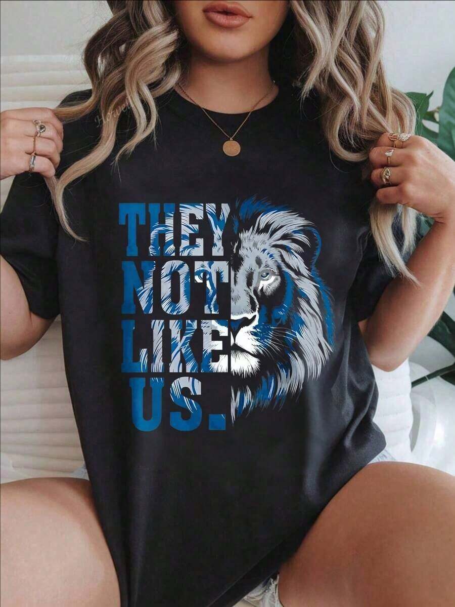 Camiseta Casual de Manga Corta para Mujer - Camiseta de Verano con Estampado de León 'They Not Like Us', Cuello Redondo, Lavable a Máquina, Camisetas para Damas, Ropa Casual, Estilo Moderno, Ajuste Cómodo
Negro - Negro - Ver 1