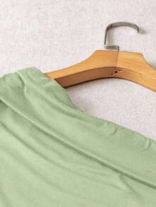 Conjunto de top plisado de hombro de color marrón sólido y elástico para uso casual y pantalones blancos de cintura elástica - Verde - Ver 3