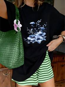 Cottagecore Watercolor Blue Floral Bouquet Graphic T-Shirt, 100% Cotton Oversized Soft Breathable Fresh Tee, Casual Crewneck Short Sleeve Top for Daily Wear & Nature Enthusiasts - Negro - Ver 2
