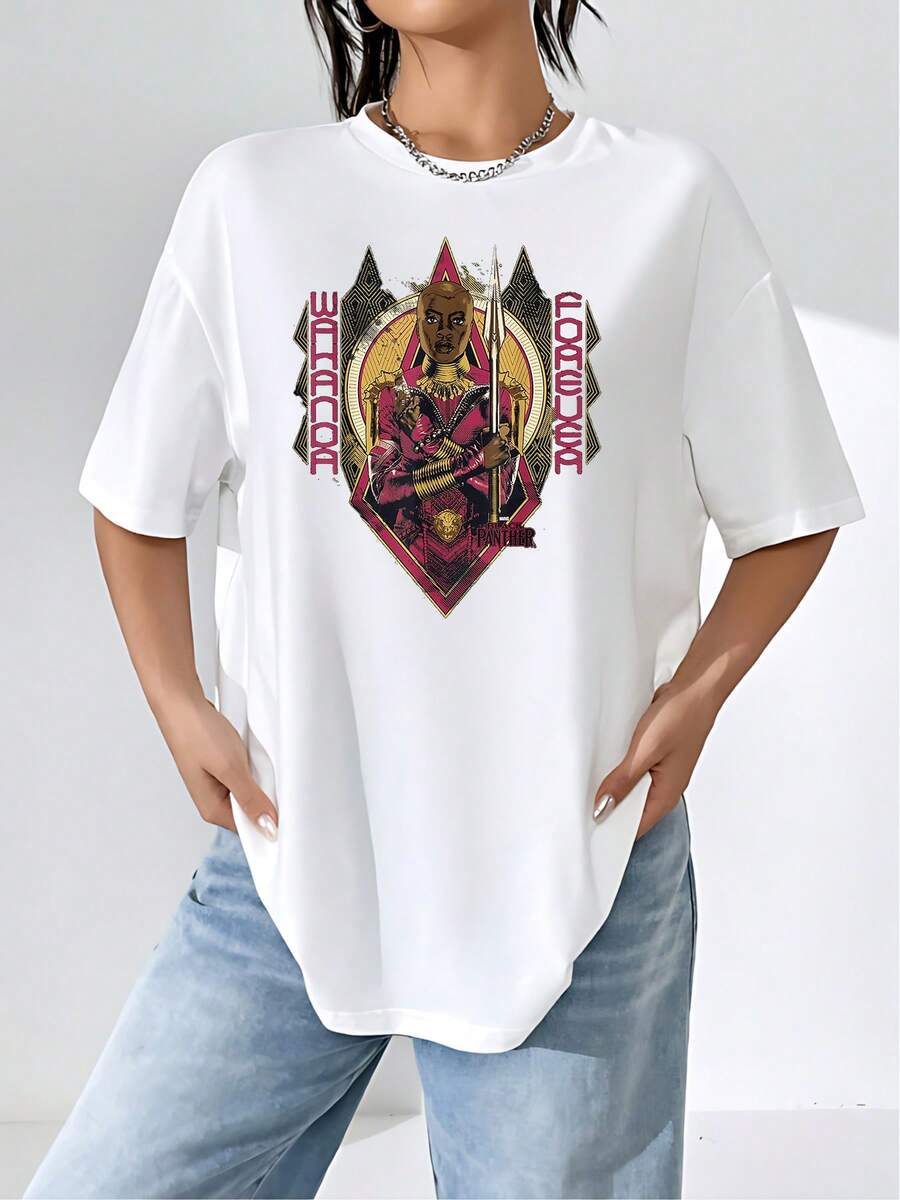 A Powerful Warrior Figure With A Spear Symbolizes Strength And Cultural Pride In Gold And Red Tones That Evoke Energy And Courage. A Comfortable And Modern White Women's T-Shirt For Everyday Wear And Casual Occasions. - 白色 - 查看 1
