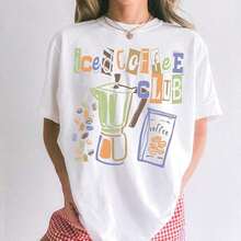 Playera minimalista moderna Dolce Vita T-Shirt Wo, Camiseta de Verano Italiana, Atuendo para Vacaciones, Estilo Boho Chic Retro, Iced Coffee Club, Ligeramente Oversized, Camiseta de Algodón 100% Grueso con Estampado de Mariposas, Adecuada para Chicas y Mujeres, Camiseta de Manga Corta con Cuello Redondo Inspiradora. Este lindo top de verano de estilo estético Y2K es perfecto para actividades al aire libre, reuniones familiares, el trabajo o para vestir en la calle - una camiseta casual de algodón blanco de corte holgado para mujer. - Blanco - Ver 7