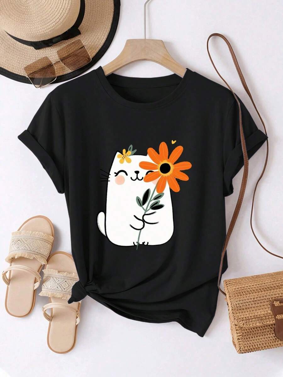 Camiseta de mujer: Camiseta cómoda y casual de manga corta con cuello redondo, con un diseño encantador de un gato sosteniendo una flor de azahar, llena de encanto. Cuello redondo, longitud estándar, adecuada para todas las estaciones. Moda para el día a día, ideal para la ropa femenina de primavera y verano. - Negro - Ver 1