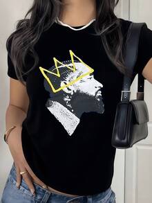 Retrato artístico estilo urbano con silueta de perfil y una corona amarilla que simboliza orgullo fuerza y liderazgo interior camiseta de mujer casual moderna - Negro - Ver 8