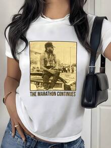 Una escena urbana muestra a una persona sentada en un automóvil con fondo de edificios bajo luz dorada simbolizando perseverancia fuerza y esperanza camiseta de mujer moderna casual cómoda para uso diario - Blanco - Ver 8