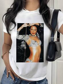 An Artistic Figure Of An Elegant Woman Against A Background Of Golden Lights Expresses Confidence And Modern Urban Sensuality, Ideal For Combining With Contemporary Accessories. A Modern Casual Women's T-Shirt. - 白色 - 查看 8