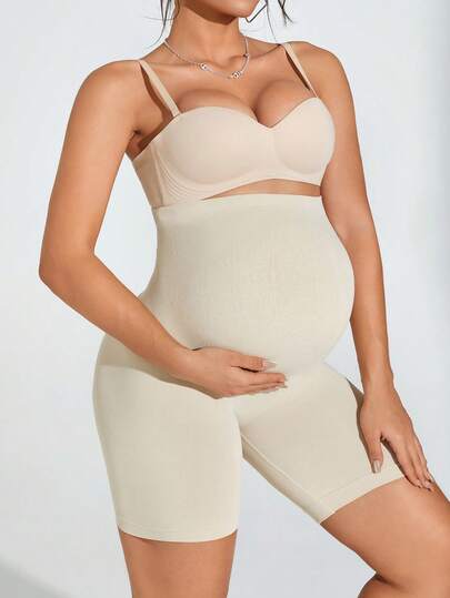 Quần short bầu cỡ lớn không đường may, cạp cao, co giãn, thoải mái.