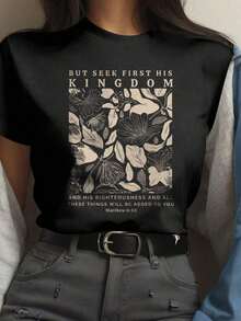 Camiseta de manga corta informal con estampado combinado de letras del alfabeto y flores para el verano, CON PERO BUSCA PRIMERO SU REINO Y SU JUSTICIA, Y TODAS ESTAS COSAS TE SERÁN AÑADIDAS Mateo 6:33 Camisetas gráficas para mujer-Vintage Street Style Unisexoose Cotton Short Sleeve Crew Neck T-Shirt - Negro - Ver 1