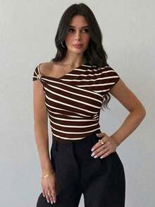 Camiseta blanca ajustada con hombro asimétrico, cintura fruncida, para mujer.Atuendo modesto y elegante para uso diario, playa, aeropuerto, vacaciones, trabajo como maestra. - Marrón - Ver 7