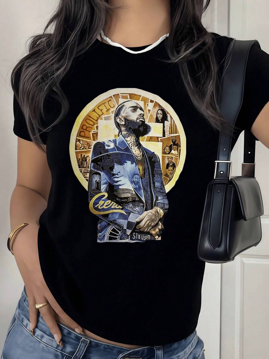 Artistic Portrait Of An Urban Figure Surrounded By Golden Symbols That Evoke Power, Inspiration, And Inner Strength With A Dynamic Background And Modern Details. Elegant Casual Women's T-Shirt For Everyday Wear - 黑色 - 查看 1