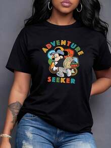 Figura colorida que muestra un explorador animado con mochila rodeado de símbolos de montaña y aventura que transmiten energía positiva y espíritu viajero camiseta para mujer casual cómoda de corte moderno,Camiseta de mujer elegante. - Negro - Ver 7