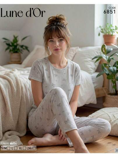 Zarafet Ve Konforun Buluşması Ev şıklığınızı Bir üst Seviyeye Taşıyın.La Kısa Kollu Pijama Takımı, Hem Modern Hem De Nostaljik Bir Hava Sunuyor. Gün Boyu Konfor Sağlar