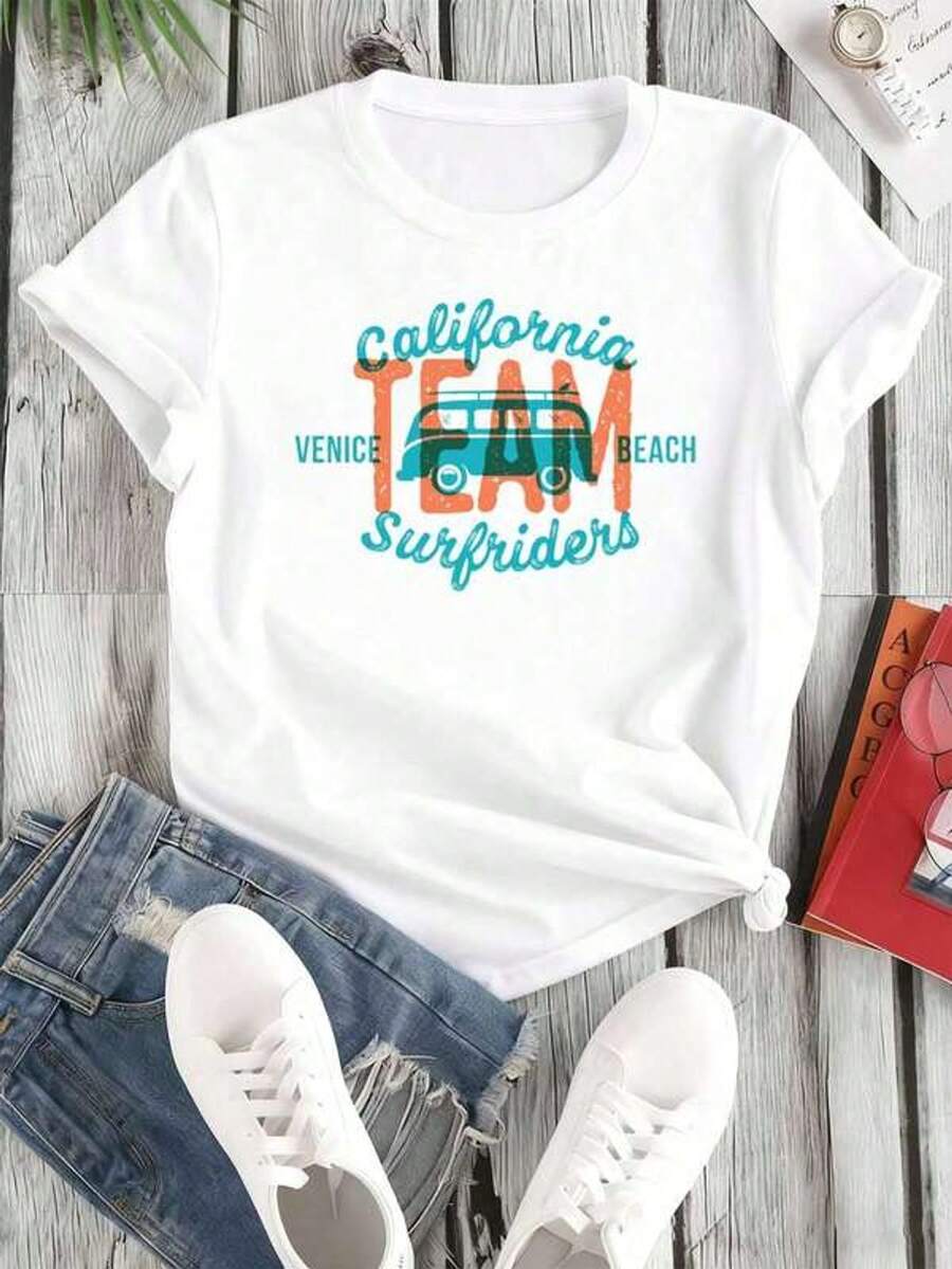 Diseño exclusivo de camiseta estamp para mujeres del equipo de surfistas de Venice Beach, California. Esta elegante y estilosa camiseta blanca está hecha de tela cómoda y elástica, y es lavable a máquina, lo que la convierte en una opción i para atuendos de verano para mujeres