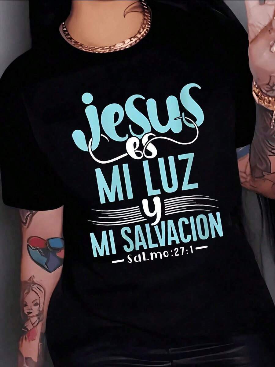 Simple And Versatile Design. Inspirational Phrase Expressing Faith With The Words "Jesus Is My Light And My Salvation" Psalm 271. Symbol Of Hope And Strength. Women's Cotton T-Shirt. - 黑色 - 查看 1