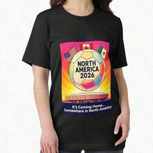 Camiseta Gráfica Retro Sporty Cup 2026, Camiseta de Fútbol 2026 con Banderas Norteamericanas y Estampado _The World Is Coming Home_, Regalo para Él - Negro - Ver 6