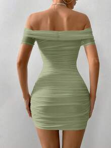 Vestido mini ajustado de mujer con hombros abiertos, manga corta, abalorios y drapeado - Verde - Ver 2