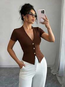 Camiseta de mujer de manga corta con cuello en V y botones metálicos de unicolor - Café integral - Ver 1