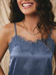 -E Elegante conjunto de vacaciones para mujer con top de tirantes finos, ajuste ceñido, de satén beige con ribete de encaje - Azul - Ver 6