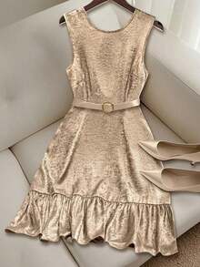 Vestido casual mini de mujer con tirantes de amarre, espalda descubierta, sin mangas, corte evasé y dobladillo con volantes - Dorado - Ver 5