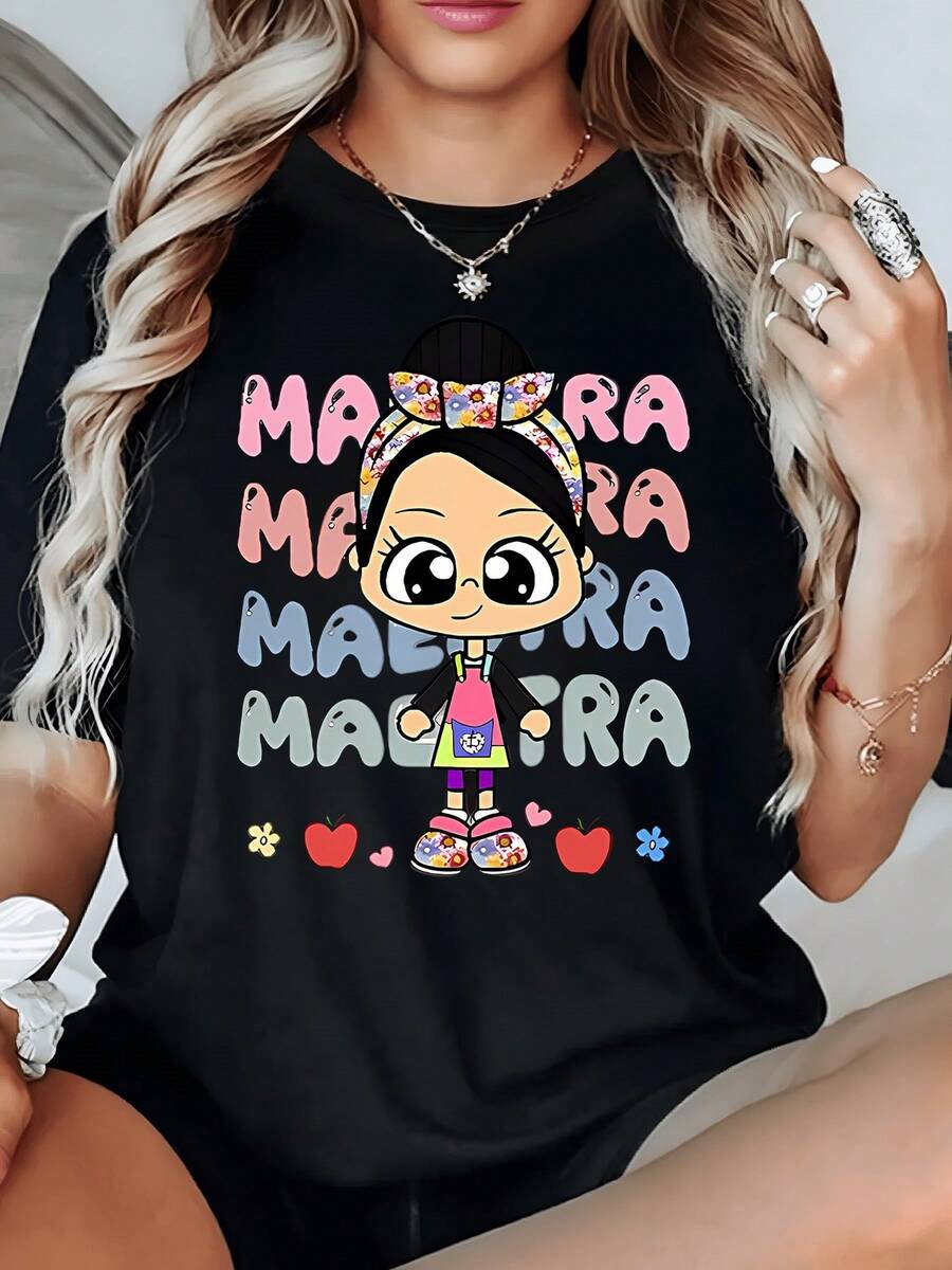 Figura colorida de una maestra alegre con lazos florales zapatillas decoradas y manzanas simbolizando cari?o educación y creatividad camiseta de mujer casual cómoda para uso diario - Negro - Ver 1