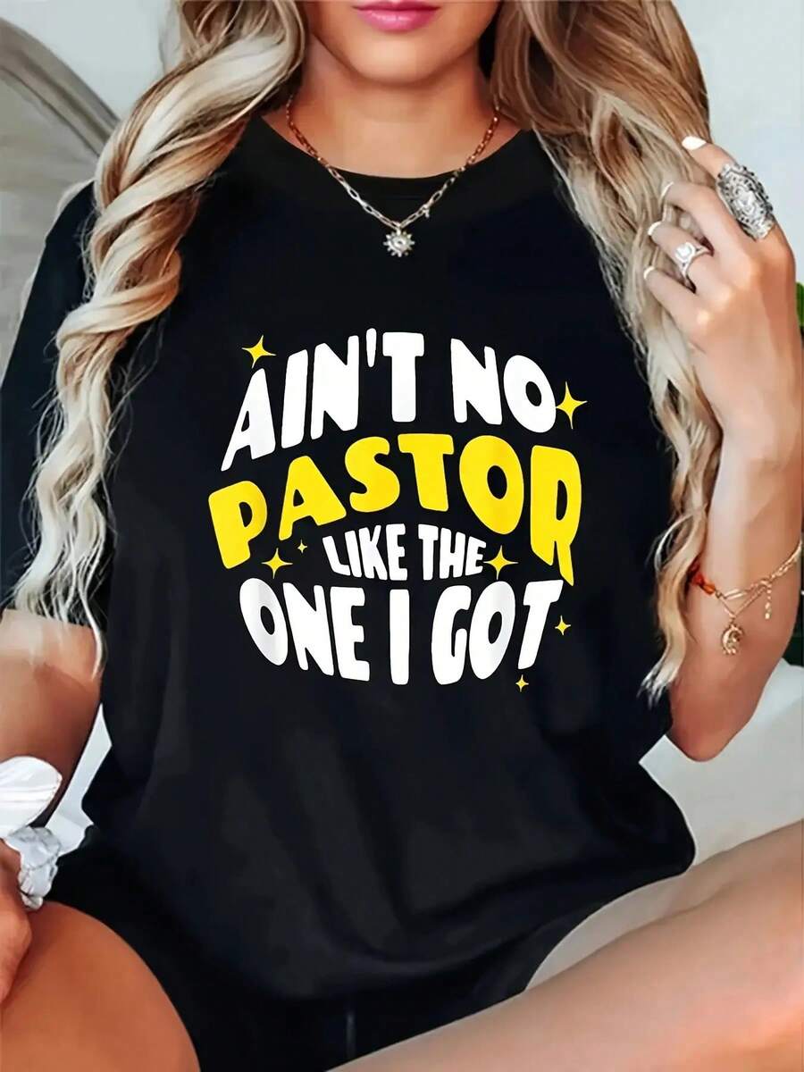 Elegante Camiseta Diaria para Mujer con Estampado "Ningún Pastor Es Mejor Que Yo" - Negra con letras amarillas y blancas, de manga corta y cuello redondo, lavable a máquina, corte regular, adecuada para todas las estaciones, ideal para actividades religiosas y uso diario, ropa con temática de fe, una excelente opción para regalos navideños, camiseta de moda chic. - Negro - Ver 1