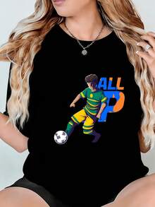 Remera con diseño de futbolista en acción y estilo gráfico moderno, ideal para fans del fútbol y looks deportivos. - Negro - Ver 6