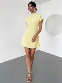 Vestido mini de línea A con fruncido de unicolor, adecuado para el uso diario en verano - Amarillo claro - Ver 7