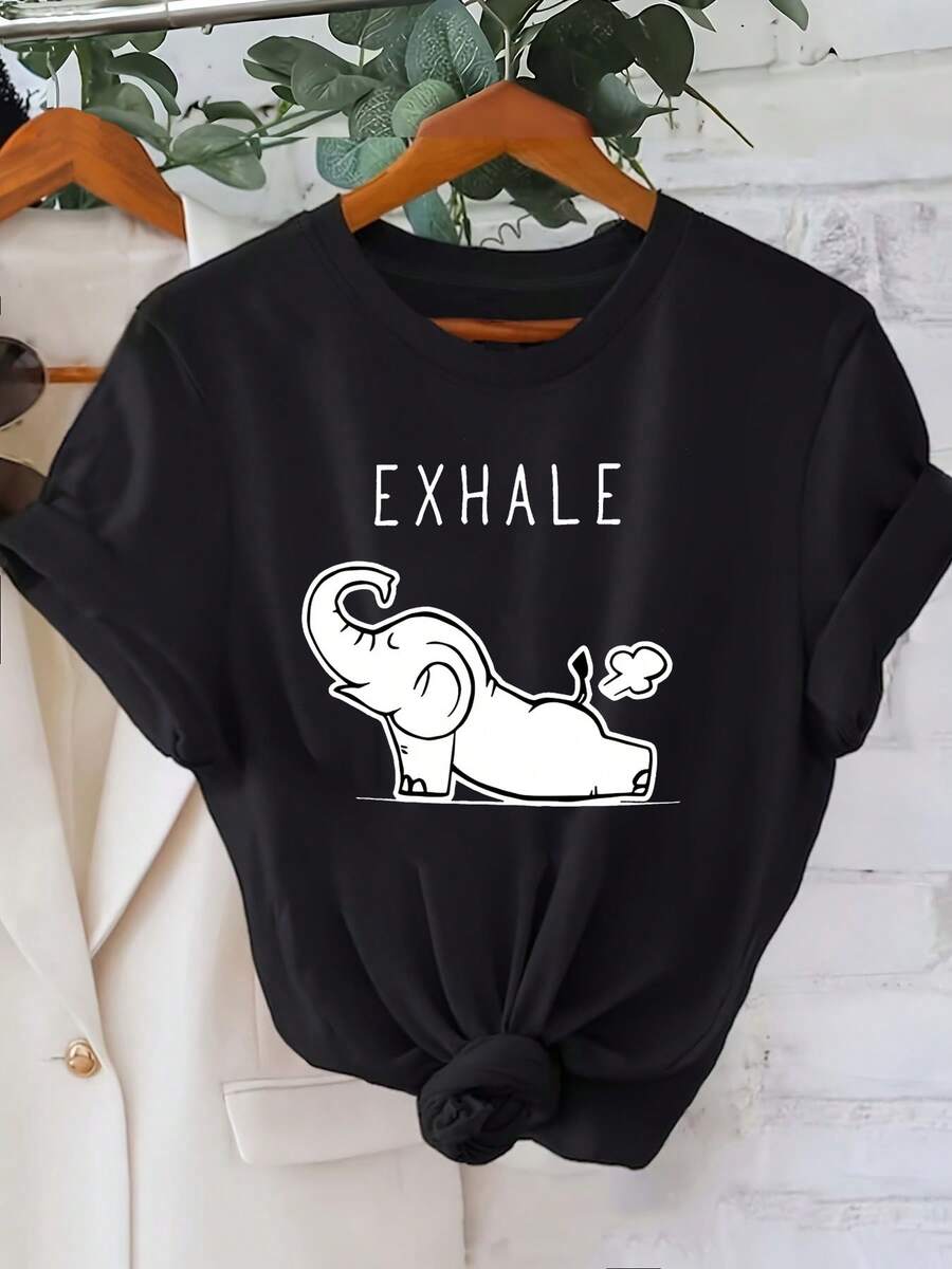 Talla - Talla - Un toque y relajado, con un estampado de patrón EXHALE de elefante de dibujos animados. Esta camiseta casual de mujer de talla con cuello redondo perfecta para outfits creativos, comodidad, uso diario y salidas en primavera y verano. - Negro - Ver 1