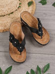 Chanclas para mujer, pantuflas para casa, apliques de remaches de color liso, sandalias cómodas con tacón de cuña y suela gruesa, sandalias casuales de moda para vacaciones de verano en la playa. - Negro - Ver 2