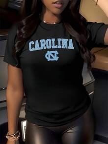 Texto azul con letras grandes que evocan energía juvenil y espíritu deportivo sobre fondo oscuro aportando contraste y atractivo moderno camiseta de mujer cómoda casual para uso diario - Negro - Ver 8