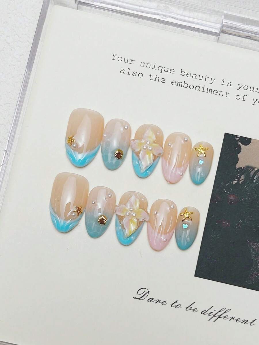 10 Stücke handgemachte Mandel-Nägel zum Aufkleben, kurze Nägel im westlichen Stil in Rosa und Weiß, Rosa-Blau-Farbverlauf French Tip Nägel, handbemalte 3D geschnitzte Blumen geprägte Blumen-Meerjungfrau-Nägel, Nagel-Juwelen mit kleinen Perlen, europäischer und amerikanischer Stil eleganter Luxus Frühlings-Aufklebe-Nägel, Y2K Baddie Goth Junk Ästhetik, Sommer-Nägel DIY Falsche Nagelkunst für Party, Alltag & Date, Strandurlaub geeignet, wiederverwendbar, für Frauen & Mädchen als Geschenk-Nagel-Zubehör - Pink - Übersicht 1