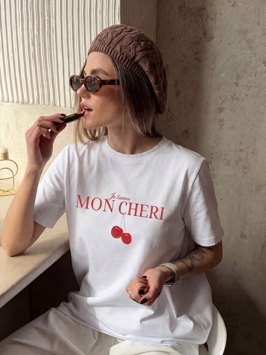 Camiseta Casual Blanca de Cuello Redondo para Mujer con Estampado de Cerezas 'Mon Cheri', Manga Corta con Hombros Caídos, Tejido de Punto de Elasticidad Media para un Estilo Diario, un Dulce Regalo para Mamá 6EUG - Blanco - Ver 1