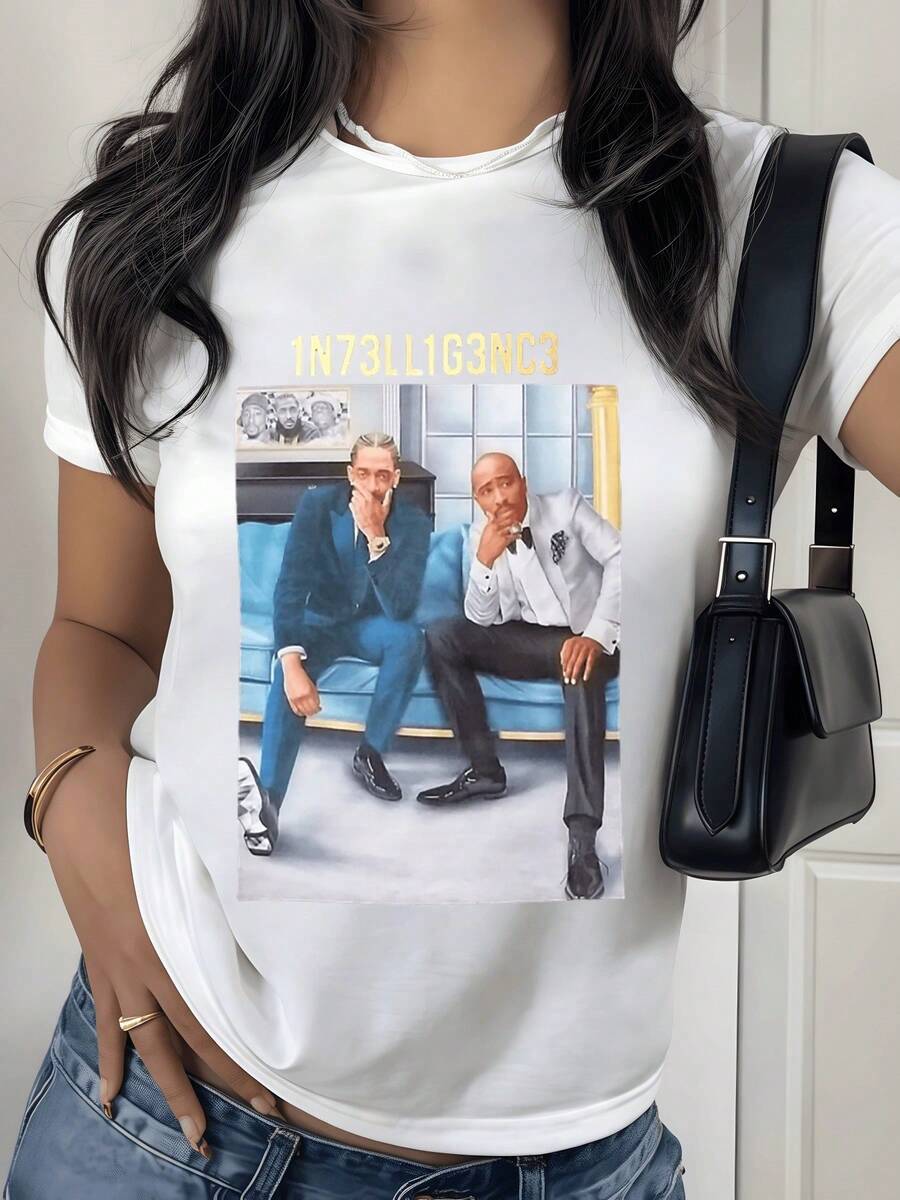 Dos figuras elegantes sentadas en un sofá moderno con fondo urbano transmiten confianza éxito y pensamiento estratégico camiseta de mujer casual moderna cómoda y versátil - Blanco - Ver 1