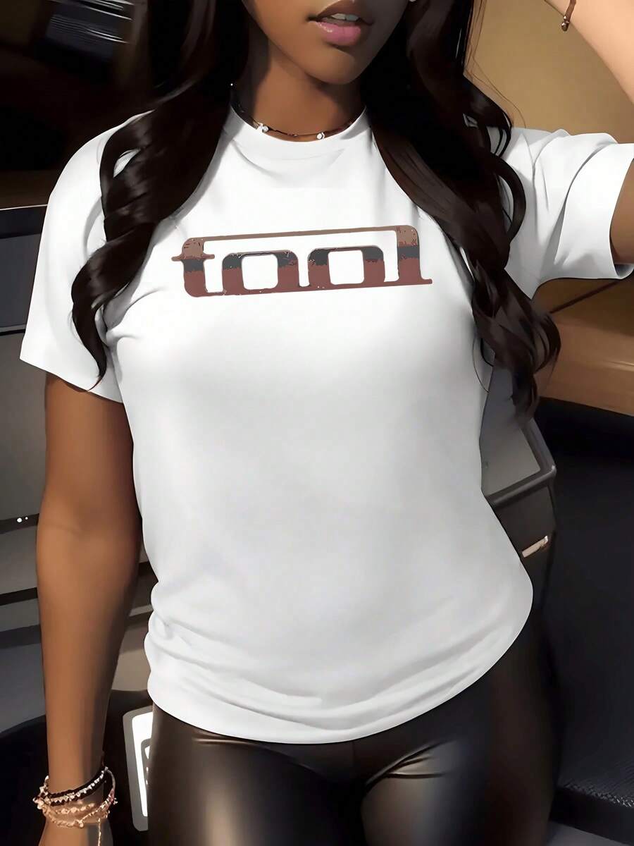 Figura central que resalta letras metálicas envejecidas evocando fuerza moderna y energía urbana sobre fondo oscuro que simboliza determinación audaz y elegancia contemporánea camiseta de mujer casual cómoda para uso diario - Blanco - Ver 1