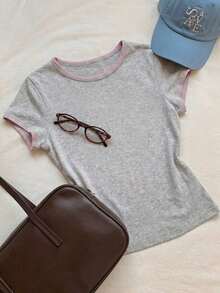 2026 Nueva Moda Camiseta Casual Versátil de Mujer con Cuello Redondo y Mangas Cortas, Contraste de Ribete, Top de Verano, Ropa de Primavera para Exteriores, Top Beige Casual Y2K - Gris Claro - Ver 9