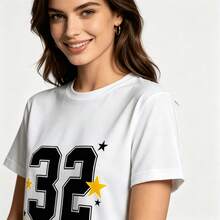Tops para mujerUna Chaqueta femenina con estampado de números y el eslogan 23. El diseño corto y la tela suave, cómoda y transpirable lo hacen adecuado para el uso diario informal, salidas y vestimenta escolar en primavera y verano. Irradia un estilo fresco e individualista. - Blanco - Ver 7