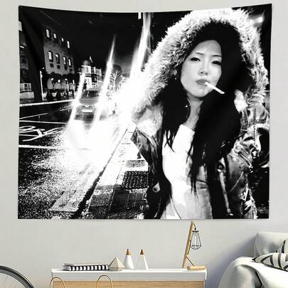 1 tấm thảm treo tường phong cách Punk cổ điển, hình ảnh người phụ nữ châu Á hút thuốc trên đường phố về đêm, trang trí phòng ngủ, phòng khách, ký túc xá theo phong cách Y2K tối màu Indie.